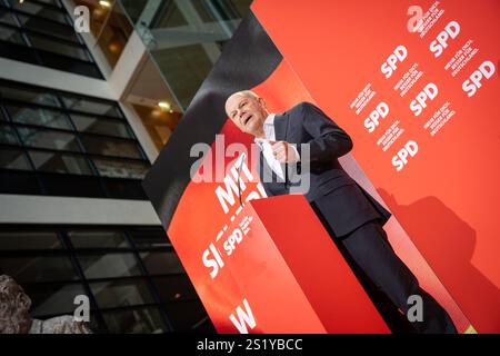 Bundeskanzler und Kanzlerkandidat Olaf Scholz gibt im Willy-Brandt-Haus ein Pressestatement zum Beginn der WahlkampagneJahresauftaktklausur SPD-Präsidium und Präsentation Wahlkampagne zur Bundestagswahl , Berlin Deutschland Willy-Brandt-Haus Banque D'Images