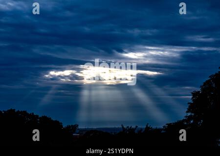 Ciel dramatique avec des rayons de lumière sortant des nuages Banque D'Images