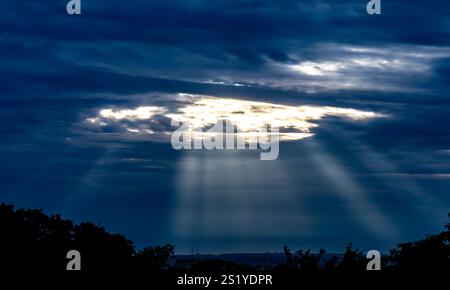 Ciel dramatique avec des rayons de lumière sortant des nuages Banque D'Images