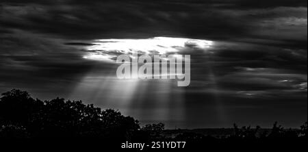 Ciel dramatique avec des rayons de lumière sortant des nuages Banque D'Images