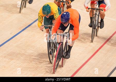 PARIS, FRANCE - 11 AOÛT : Matthew Richardson d'Australie, Harry Lavreysen des pays-Bas en compétition dans le Keirin masculin pendant le jour 15 de cyclisme sur piste - Jeux Olympiques Paris 2024 au vélodrome de Saint-Quentin-en-Yvelines le 11 août 2024 à Paris, France. (Photo par Andre Weening/Orange Pictures) Banque D'Images