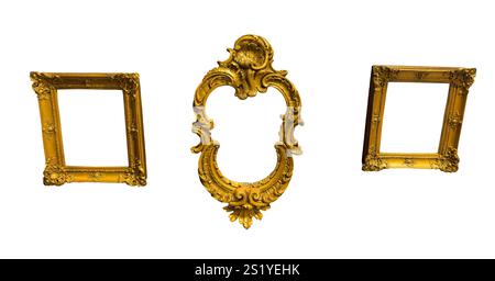 Cadres vintage accrochés au mur, ensemble. Cadres ornés de style baroque doré de différentes formes, disposés pour des expositions dans des galeries ou des musées. Classique, antique w Banque D'Images