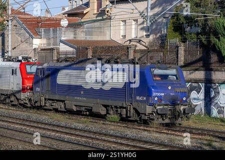 Nancy, France - vue sur une locomotive électrique bleue BB 27300 traversant la gare de Nancy. Banque D'Images