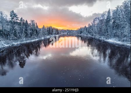 Rivière Gauja sur la soirée enneigée d'hiver pendant le coucher du soleil à Sigulda, Lettonie Banque D'Images