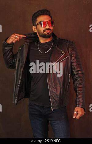 vicky kaushal ressemble à un mannequin pakistanais posant dans une veste en cuir noir et un jean avec des lunettes Banque D'Images