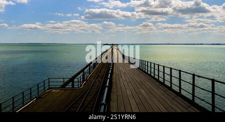 Southend Pier, la plus longue jetée de plaisance au monde dans l'estuaire de la Tamise par une belle journée ensoleillée. Southend on Sea, Essex, Royaume-Uni Banque D'Images