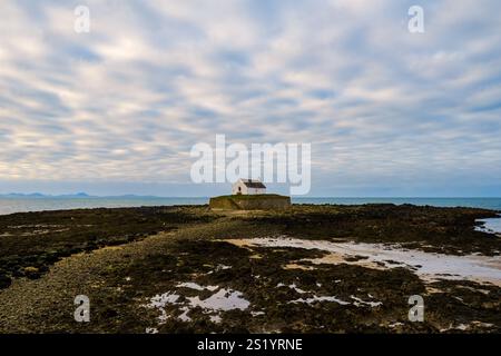 Église St Cwyfan, Eglwys Cwyfan, Anglesey, connue comme la petite église dans la mer. Banque D'Images