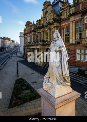 Statue de la reine Victoria prenant la lumière du soleil tôt le matin devant l'hôtel de ville dans Royal Leamington Spa, Warwickshire Banque D'Images