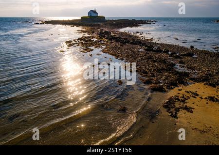 Église St Cwyfan, Eglwys Cwyfan, Anglesey, connue comme la petite église dans la mer. Banque D'Images