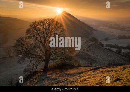 Lever de soleil par un matin glacial à Parkhouse Hill de Chrome Hill, alias le Dragon's Back, près de Buxton dans le Derbyshire Peak District. Banque D'Images