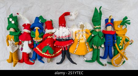 Vintage PEG poupée figures personnages de Noël faits de feutre et de pinces à vêtements : Père Noël, Mme Claus, ange, bouffons, chanteur de carol et musiciens Banque D'Images