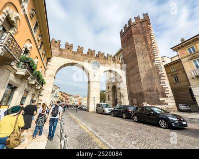 VÉRONE, ITALIE - 27 OCTOBRE 2024 : Portoni della Bra porte avec tour à Vérone, Italie, image ultra grand angle Banque D'Images