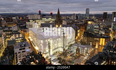 Hôtel de ville de Manchester enveloppé dans un échafaudage lors de sa restauration Banque D'Images
