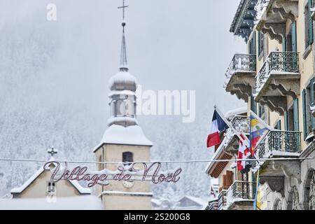 Scènes hivernales à la station de ski de Chamonix-Mont-Blanc dans les Alpes françaises. Village de Noel et paroisse Saint Bernard du Mont-Blanc église Banque D'Images
