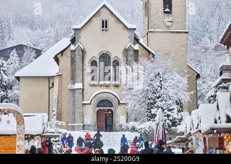 Scènes hivernales à la station de ski de Chamonix-Mont-Blanc dans les Alpes françaises. Village de Noel et paroisse Saint Bernard du Mont-Blanc église Banque D'Images