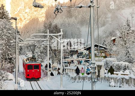 Scènes hivernales à la station de ski de Chamonix-Mont-Blanc dans les Alpes françaises. Le train mer de glace et Montenvers part du centre-ville Banque D'Images