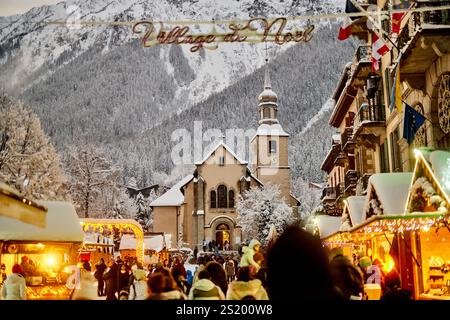 Scènes hivernales à la station de ski de Chamonix-Mont-Blanc dans les Alpes françaises, paroisse Saint Bernard du Mont-Blanc église RC Banque D'Images