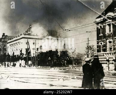 1923 Japon Grand tremblement de terre de Kantō : le théâtre impérial est gravement endommagé et en feu après un tremblement de terre dévastateur à Tokyo. Photographie d'archive des dégâts et des effets du tremblement de terre au Japon des années 1920 à Tokyo Banque D'Images