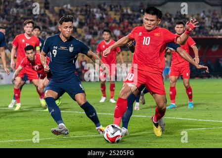 Bangkok, Thaïlande. 05 janvier 2025. Pham Tuan Hai #10 du Vietnam et Patrik Gustavsson #9 de Thaïlande vus en action lors de la finale de la Coupe de l'ASEAN 2024 entre la Thaïlande et le Vietnam au stade national Rajamangala. Score final ; Thaïlande 2 : 3 Vietnam (le Vietnam a gagné sur l'agrégat 5 : 3). (Photo de Peerapon Boonyakiat/SOPA images/SIPA USA) crédit : SIPA USA/Alamy Live News Banque D'Images