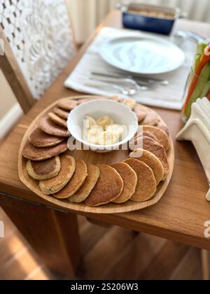 Crêpe saine maison à base de farine de blé servie avec des bananes sur une table en bois Banque D'Images