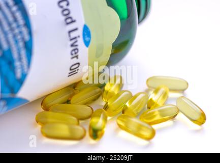 Capsules d'huile de foie de morue supplément de santé pour l'arthrite isolé sur blanc. Banque D'Images