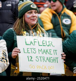 Green Bay, États-Unis. 05 janvier 2025. Un fan des Green Bay Packers tient une pancarte avant le début du premier quart-temps du match NFL entre les Chicago Bears et les Green Bay Packers au lambeau Field à Green Bay, Wisconsin, le dimanche 5 janvier 2025. Photo de Tannen Maury/UPI crédit : UPI/Alamy Live News Banque D'Images