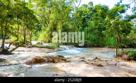 Landsape d'Agua Azul avec cascades dans la forêt tropicale de Palenque au Mexique. Banque D'Images