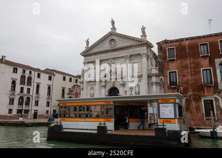 VENISE, ITALIE - 24 OCTOBRE 2024 : photographie de la façade de l'église San Stae avec un arrêt de vaporetto au premier plan Banque D'Images