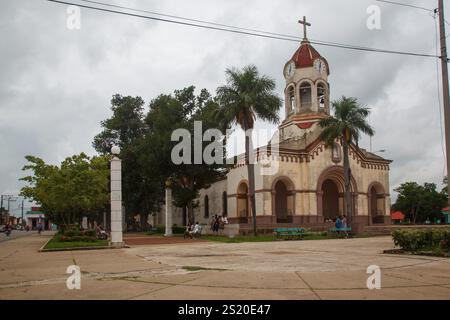 L'église Nuestra Senora de la Caridad avec horloge et clocher à Camaguey, Cuba Banque D'Images