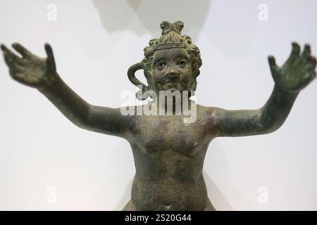 Statue en bronze du Dieu égyptien Horus connu sous le nom de Harpokrate dans la civilisation grecque ; enfant à bras ouverts ; musée de la Légion d'honneur, San Francisco, Californie Banque D'Images