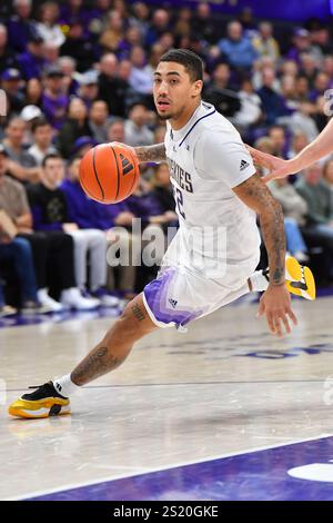 Seattle, Washington, États-Unis. 05 janvier 2025. Les Huskies de Washington gardent Luis Kortright (12 ans) lors du match de basket-ball de la NCAA entre les Illinois Fighting Illini et les Washington Huskies à Seattle, Washington. Steve Faber/CSM/Alamy Live News Banque D'Images