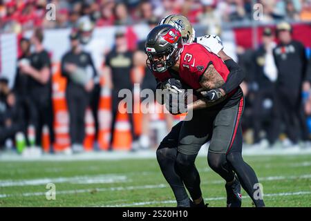 Tampa Bay, Floride, États-Unis, 5 janvier 2025, le récepteur Mike Evans #13 des Buccaneers de Tampa Bay est attaqué par Jordan Howden #31 au Raymond James Stadium. (Crédit photo : Marty Jean-Louis/Alamy Live News Banque D'Images