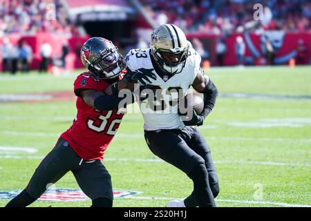 Tampa Bay, Floride, États-Unis, 5 janvier 2025, New Orleans Saints Tight End Juwan Johnson #83 est poussé par Josh Hayes #32 au Raymond James Stadium. (Crédit photo : Marty Jean-Louis/Alamy Live News Banque D'Images