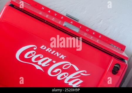 San Francisco, CA, États-Unis. 24 avril 2012 : glacière Coca-Cola vintage rouge avec texte « Have a Coke ». Banque D'Images