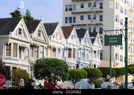 San Francisco, CA, États-Unis. 24 avril 2012 : femmes peintes emblématiques sur Alamo Square à San Francisco par une journée ensoleillée. Banque D'Images