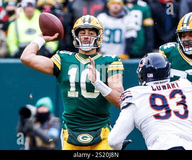 Green Bay, États-Unis. 05 janvier 2025. Jordan Love, quarterback des Green Bay Packers, lance une passe dans le deuxième quart-temps du match de la NFL entre les Chicago Bears et les Green Bay Packers au lambeau Field à Green Bay, Wisconsin, le dimanche 5 janvier 2025. Photo de Tannen Maury/UPI crédit : UPI/Alamy Live News Banque D'Images