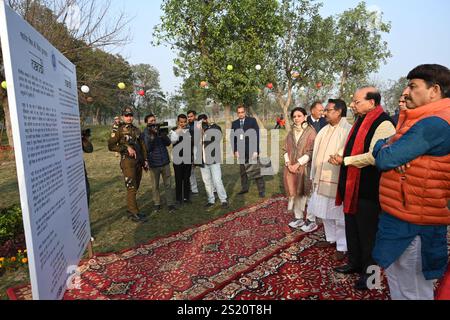 NEW DELHI, INDE - 5 JANVIER : le lieutenant-gouverneur, Delhi Vinai Kumar Saxena, avec le ministre d'État, le ministère des Affaires corporatives et le ministère des Transports routiers et des autoroutes, Harsh Malhotra et le député Manoj Tiwari du nord-est de Delhi, inaugurant la statue de Nandi à Yamuna Vatika, dans la zone inondable de Yamuna, le 5 janvier 2025 à New Delhi, Inde. Une majestueuse statue de Nandi de 47 tonnes a été installée près de l'entrée du pont de la colonie Geeta dans la voie verte. Sculptée dans le marbre noir Bhainslana à Kuthara, Rajasthan, la statue a été achevée en seulement huit mois mesurant 18' x 6' x 11'. (Photo de Banque D'Images