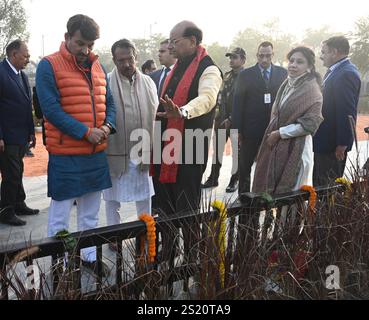 NEW DELHI, INDE - 5 JANVIER : le lieutenant-gouverneur, Delhi Vinai Kumar Saxena, avec le ministre d'État, le ministère des Affaires corporatives et le ministère des Transports routiers et des autoroutes, Harsh Malhotra et le député Manoj Tiwari du nord-est de Delhi, inaugurant la statue de Nandi à Yamuna Vatika, dans la zone inondable de Yamuna, le 5 janvier 2025 à New Delhi, Inde. Une majestueuse statue de Nandi de 47 tonnes a été installée près de l'entrée du pont de la colonie Geeta dans la voie verte. Sculptée dans le marbre noir Bhainslana à Kuthara, Rajasthan, la statue a été achevée en seulement huit mois mesurant 18' x 6' x 11'. (Photo de Banque D'Images