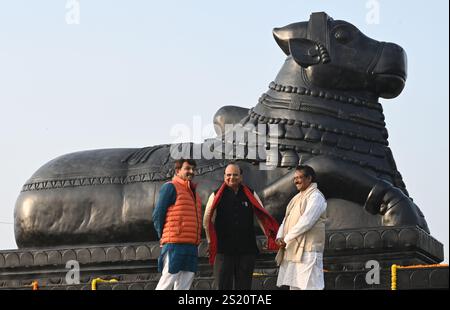 NEW DELHI, INDE - 5 JANVIER : le lieutenant-gouverneur, Delhi Vinai Kumar Saxena, avec le ministre d'État, le ministère des Affaires corporatives et le ministère des Transports routiers et des autoroutes, Harsh Malhotra et le député Manoj Tiwari du nord-est de Delhi, inaugurant la statue de Nandi à Yamuna Vatika, dans la zone inondable de Yamuna, le 5 janvier 2025 à New Delhi, Inde. Une majestueuse statue de Nandi de 47 tonnes a été installée près de l'entrée du pont de la colonie Geeta dans la voie verte. Sculptée dans le marbre noir Bhainslana à Kuthara, Rajasthan, la statue a été achevée en seulement huit mois mesurant 18' x 6' x 11'. (Photo de Banque D'Images