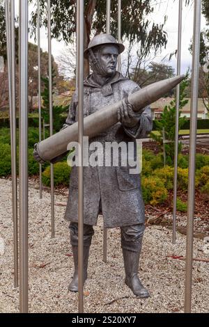 Le mémorial de la guerre de Corée sur Anzac Parade, Canberra, Australie, qui représente un soldat portant un obus d'artillerie Banque D'Images