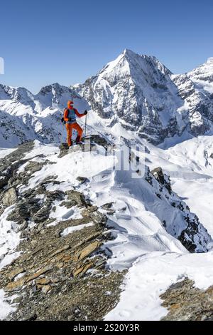 Randonneurs de ski à pied, panorama de montagne avec paysage de montagne enneigé en hiver, vue sur le sommet de la montagne Koenigsspitze, sommet de Madritschspitze Banque D'Images