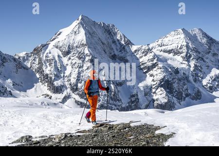 Randonneurs de ski à pied, panorama de montagne avec paysage de montagne enneigé en hiver, vue sur le sommet de la montagne Koenigsspitze, sommet de Madritschspitze Banque D'Images