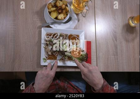 Poêle de porc avec oignon et pommes de terre frites servi dans un restaurant franconien, Bavière, Allemagne, Europe Banque D'Images