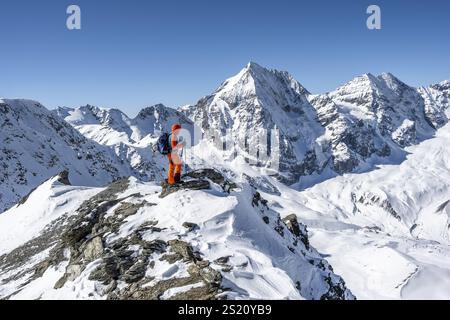 Randonneurs de ski à pied, panorama de montagne avec paysage de montagne enneigé en hiver, vue sur le sommet de la montagne Koenigsspitze, sommet de Madritschspitze Banque D'Images
