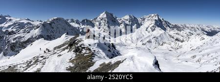 Randonneurs de ski à pied, panorama de montagne avec paysage de montagne enneigé en hiver, vue sur le sommet de la montagne Koenigsspitze, sommet de Madritschspitze Banque D'Images