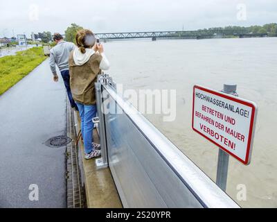 Flood 2013, Mauthausen, Autriche. Barrage mobile de protection contre les inondations. Autriche Banque D'Images