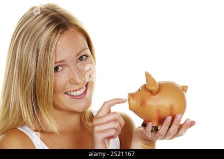 Une jeune femme économise de l'argent et des pièces pour l'avenir. Provision pour pensions et épargne. Autriche Banque D'Images