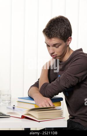 Un jeune étudiant apprenant avec des livres Autriche Banque D'Images