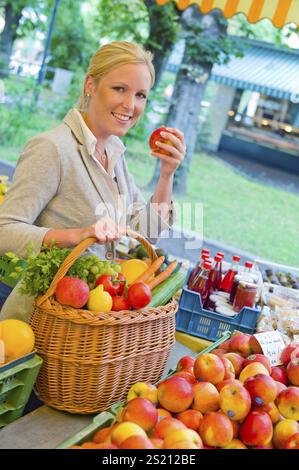 Une jeune femme achète des fruits et légumes sur un marché hebdomadaire. Nourriture fraîche et saine. Autriche Banque D'Images