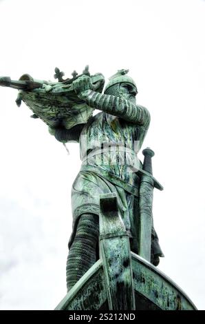 Le héros Hagen de la Saga Nibelungen jette le trésor des Nibelungen dans le Rhin, exposé comme monument à Worms. Le héros Hagen du Banque D'Images